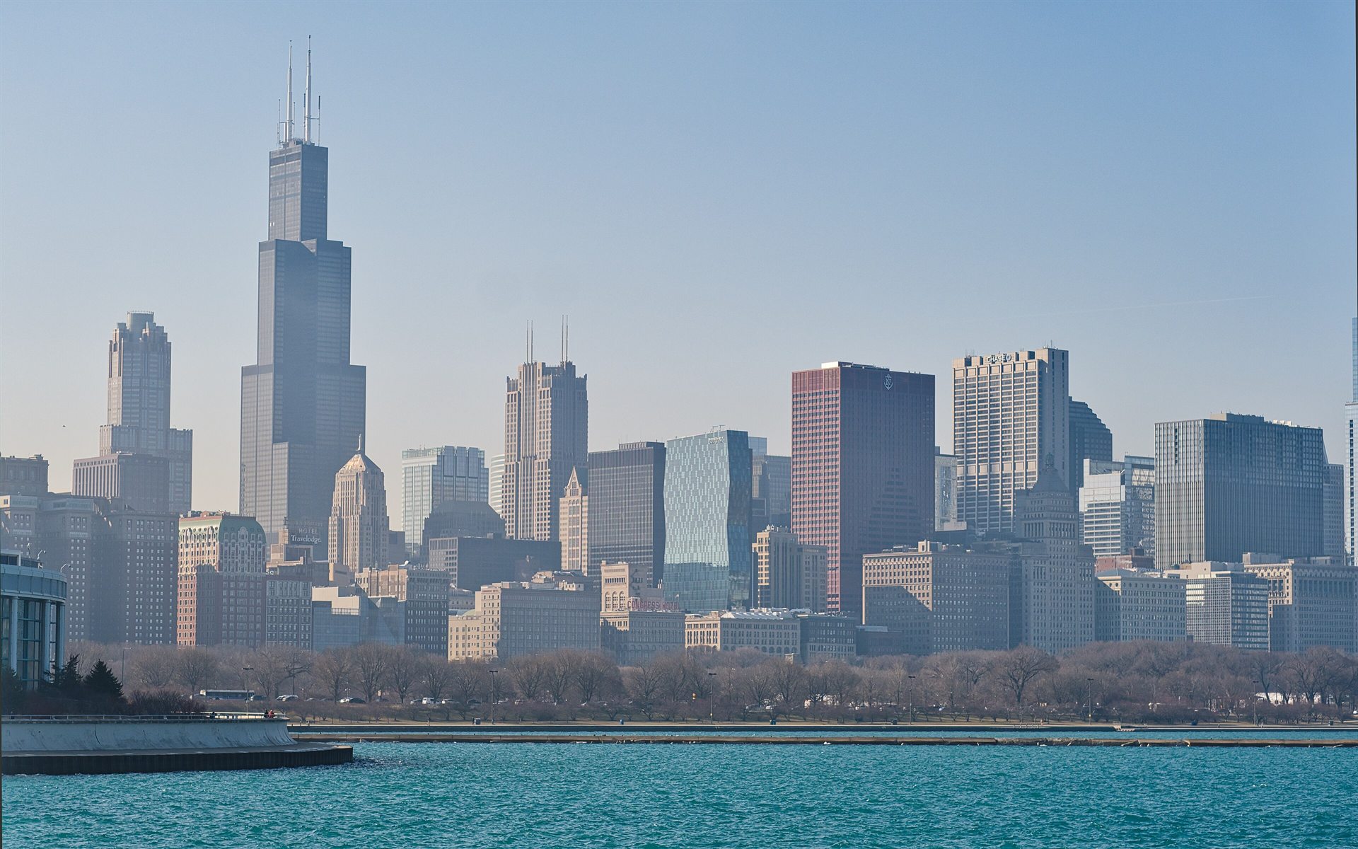 從芝加哥湖岸望向城市天際線，Willis Tower 位於畫面左側