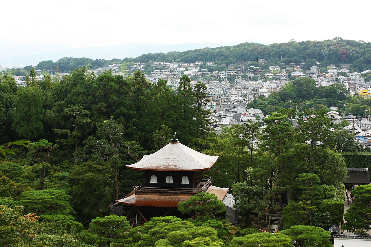 從銀閣寺上段庭園回望觀音殿與京都