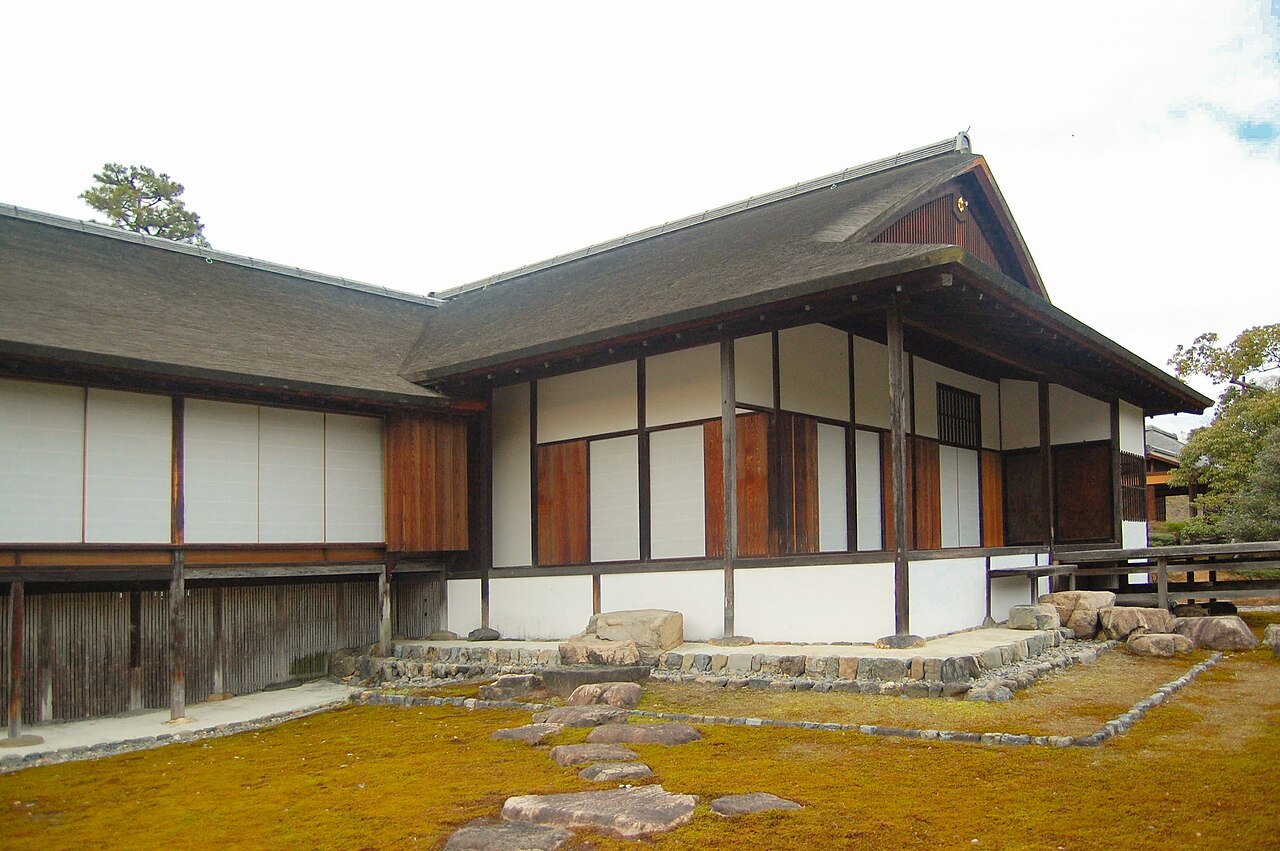 桂離宮古書院外觀，右側木製月見台向庭園伸出