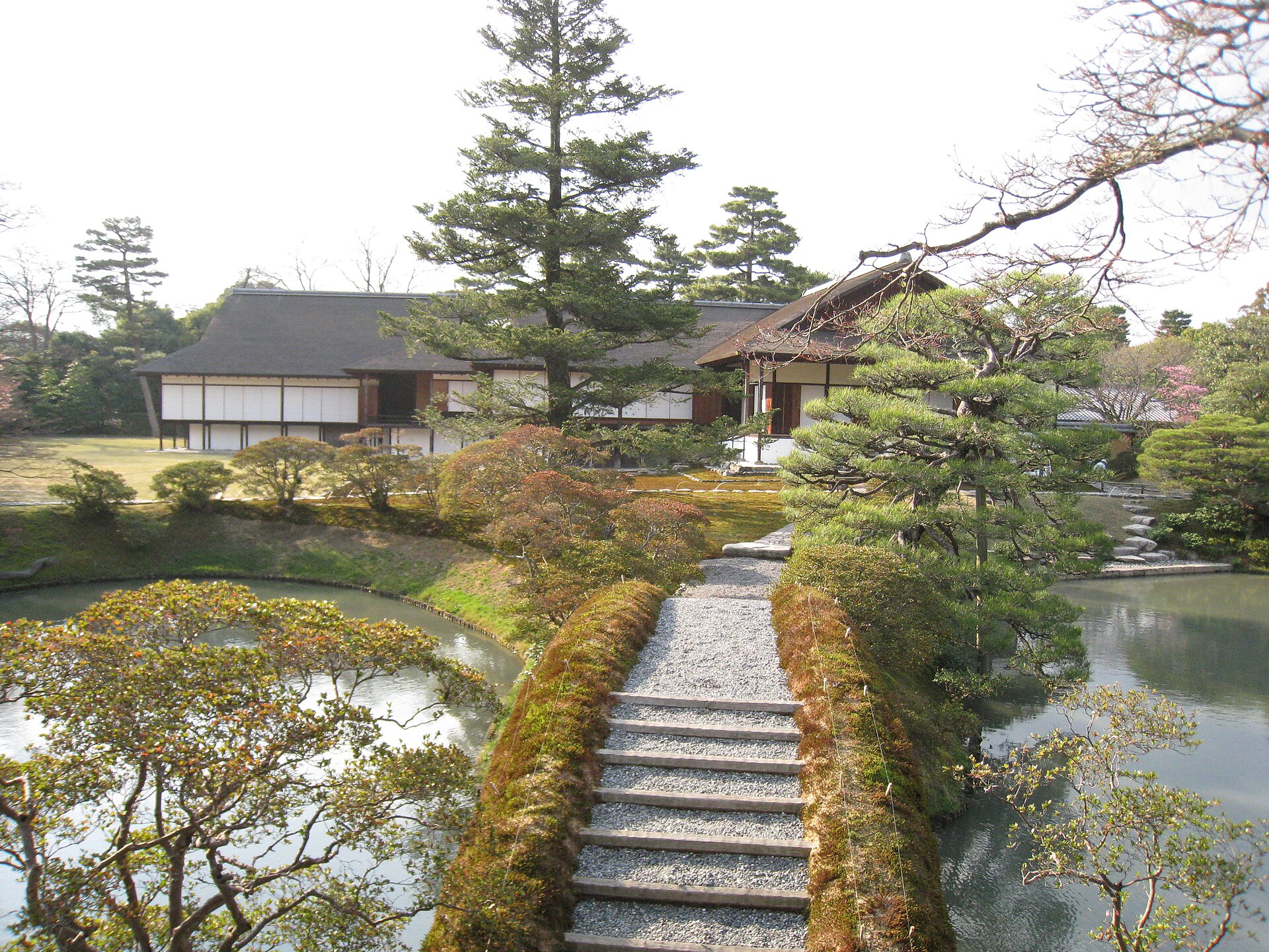 桂離宮的池水、石橋與書院群，樹木與建築沿水面交錯展開